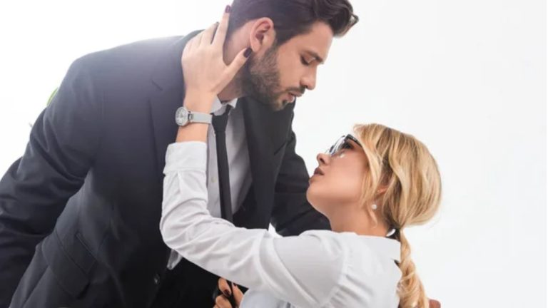 Cмеяться на похоронах и целоваться на собеседовании: исследование самых неуместных поступков