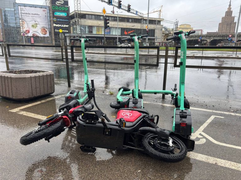 «Бабушка боится самокатов»: депутат Рижской думы рассказал, к чему довела безответственность