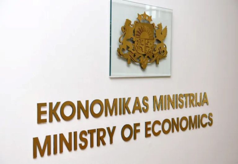 Министерство экономики Латвии сократит расходы на поощрения чиновников в 2,5 раза