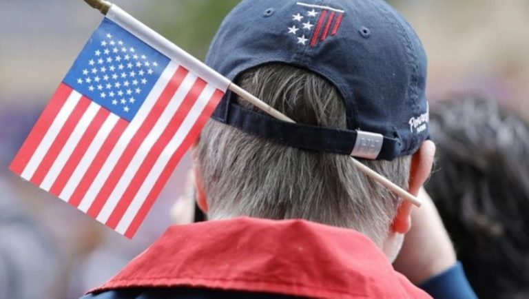 Суд по делу об убийстве Чарли Кирка перенесли на 2026 год