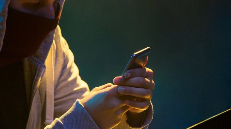 Мошенники случайно позвонили полицейскому: в Латгалии задержаны два «денежных курьера»