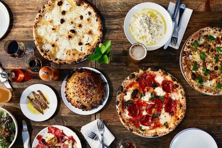 Исследование показало, что латвийцы экономят на ресторанах и доставке еды