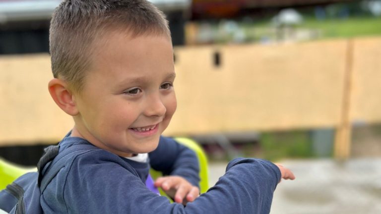 «Зеленая лампа»: 7-летнему Артему нужна помощь для оплаты курса реабилитации