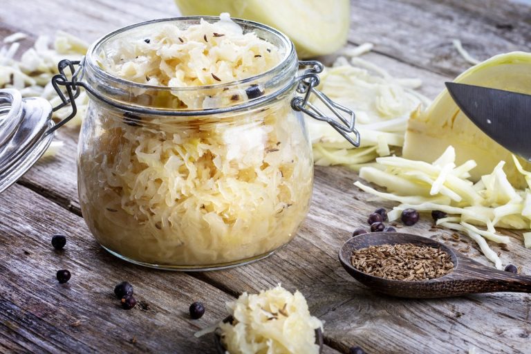 Хрустящая квашеная капуста: витаминный бум и уютные зимние радости