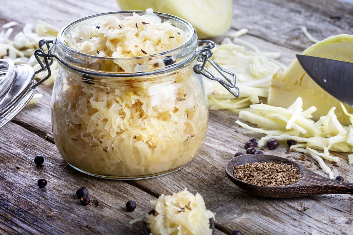 Ночью в Ильгюциемсе неизвестные разбили стекла на двух машинах