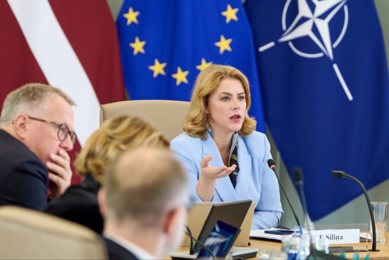 Премьер Силиня говорит о здоровье детей, а пользователи - о цене рентгена и подгузников