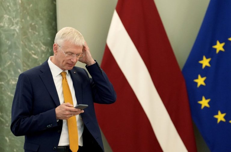 Прокуратура завершила расследование дела о спецрейсах Кариньша - обвиняется только экс-глава Госканцелярии