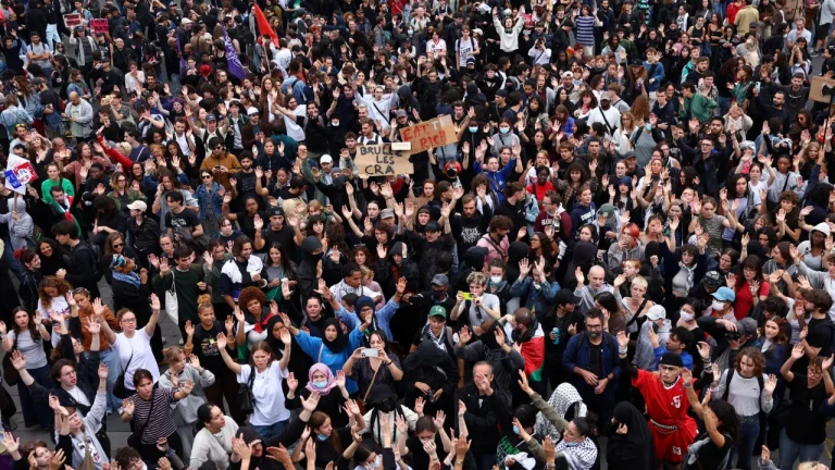 Десятки тысяч людей протестовали во Франции против сокращения бюджетных расходов