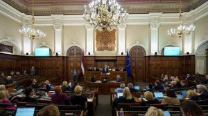 Добрая случайная прохожая помогла вернуть забытые деньги в банкомате