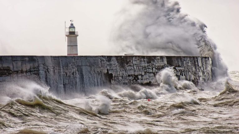 Шторм «Эми» парализовал Скандинавию: сотни дорог перекрыты, тысячи домов без света