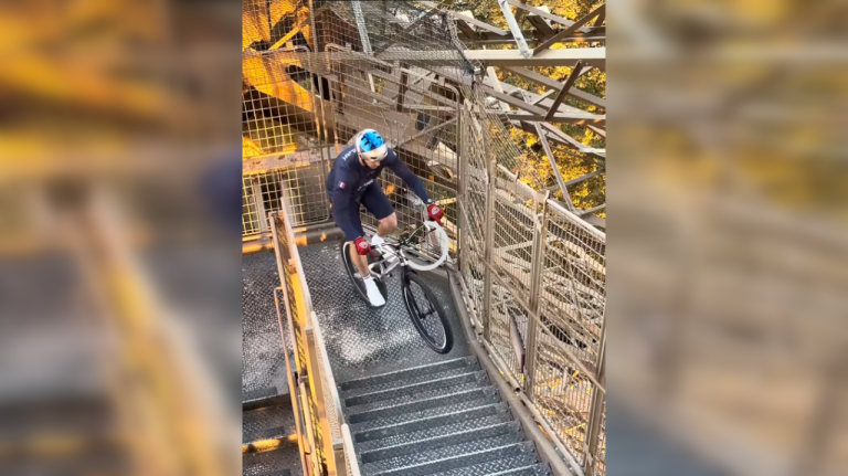 Француз поднялся на Эйфелеву башню на велосипеде за 12,5 минут