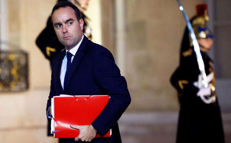 Премьер-министр Франции Лекорню подал в отставку - во главе кабмина он пробыл меньше месяца