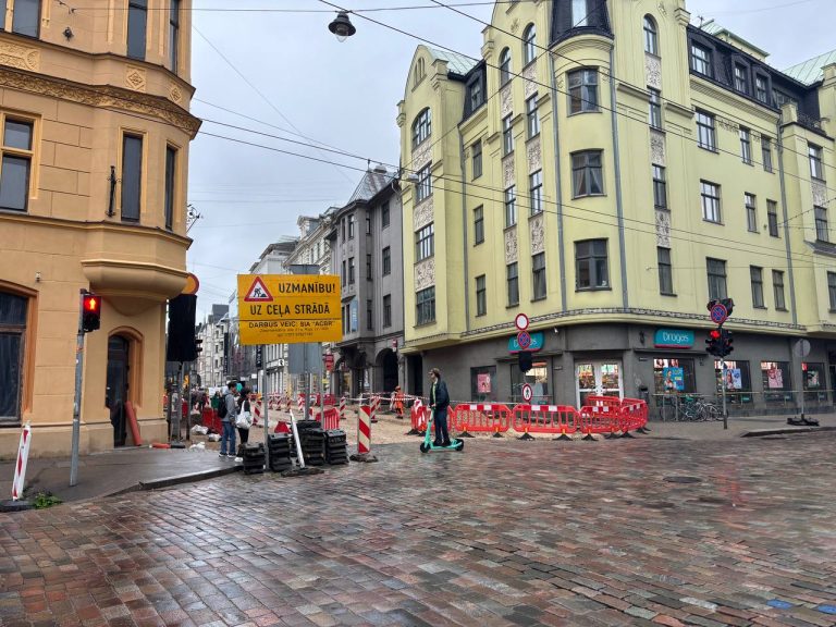 Дорожные работы в Риге затянутся до осени: список улиц и планы на 2026 год