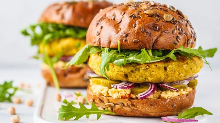 «Это вам не бургер!» Европарламент поддержал запрет «мясных» названий для вегетарианских заменителей