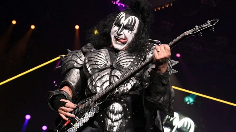 В Лос-Анджелесе произошла авария с Джином Симмонсом из Kiss: музыкант потерял сознание на шоссе