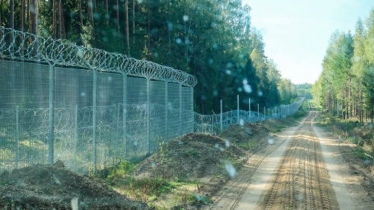 Опять дыра в заборе: гражданин Кубы проник в Латвию, повредив ограждение на границе