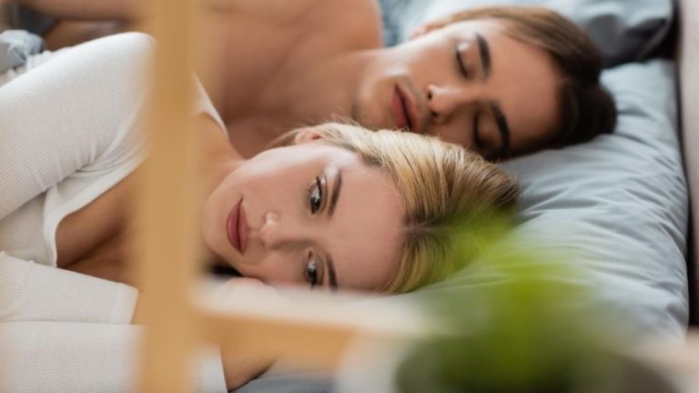 Почему все говорят о скандинавском методе сна? Самый простой и эффективный способ сохранить романтическую любовь.