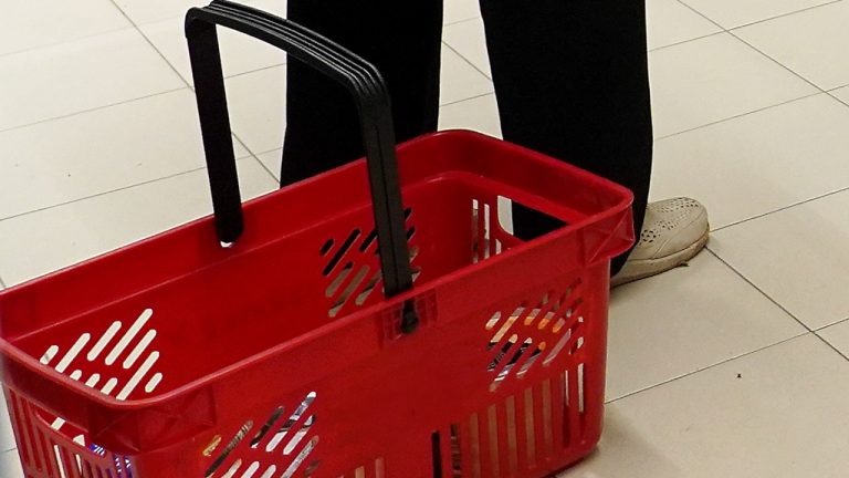 Подорожали продукты, подешевели цветы: годовая инфляция в Латвии выросла до 4,3%