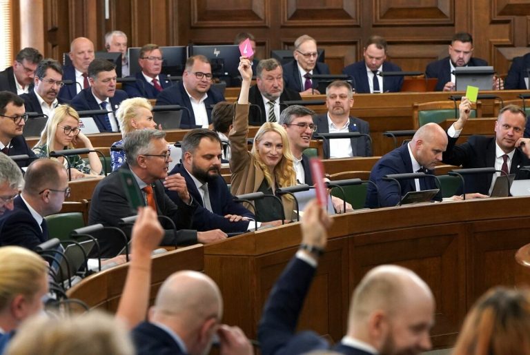 Экономия по-латвийски: Сейм увеличивает свои расходы на 2 млн евро, призывая к сокращению трат