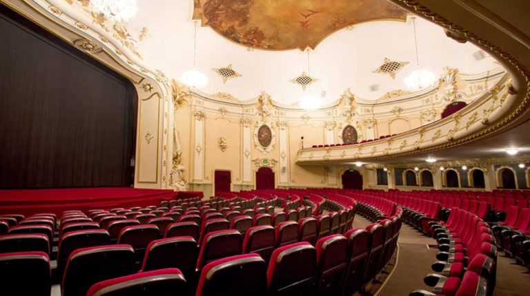 На аукцион выставлены 210 кресел из кинотеатра Splendid Palace