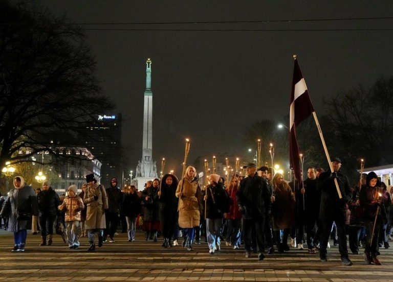 Свечи, факелы и песни у Даугавы - Латвия отметила День Лачплесиса