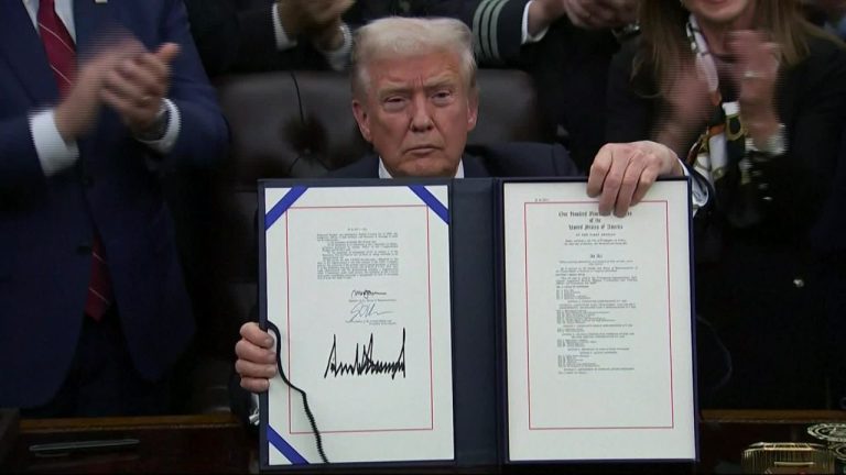 Рекордный шатдаун в США завершён: Трамп подписал временный бюджет и возобновил работу правительства