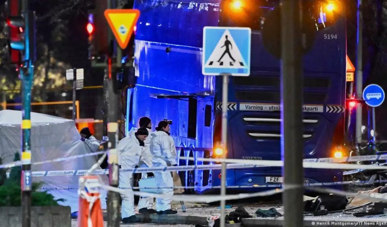 В центре Стокгольма автобус наехал на людей на остановке - есть погибшие и пострадавшие