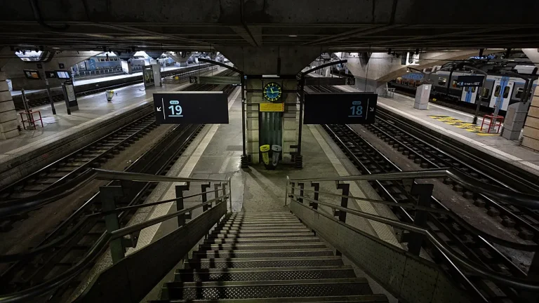 В Париже, на вокзале Монпарнас, обезврежен мужчина, вооруженный ножом