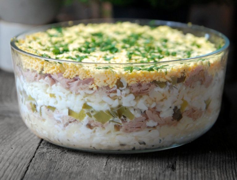 Быстрый новогодний рецепт салата из яиц и тунца для шумных гостей