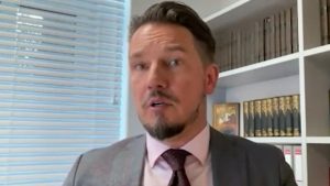 «Можно ли носить купальник в цветах флага?» Юрист объяснил, как не нарваться на неприятности в праздник