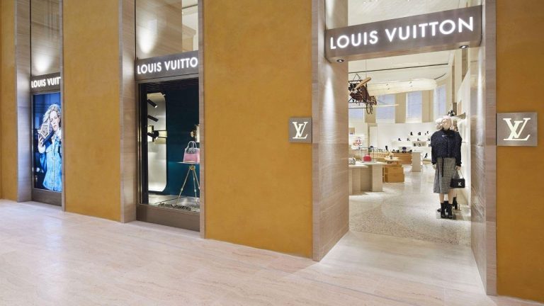 За сумочками пошли: в Италии ограблен магазин Louis Vuitton