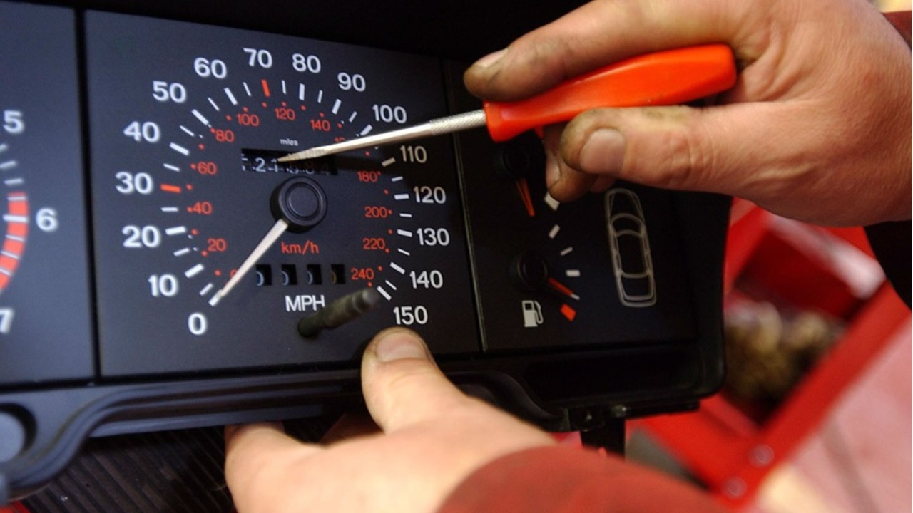 Каждый десятый автомобиль в Латвии - со «скрученным» пробегом. Исследование carVertical