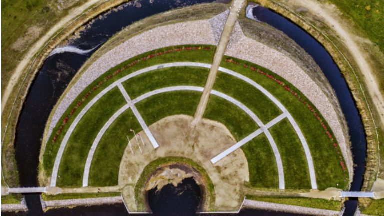 В амфитеатре Сада Судьбы будет создан контур Латвии из свечей в честь Дня независимости