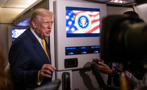 Лувр снова взломали: нарушители повесили свой портрет рядом с Джокондой