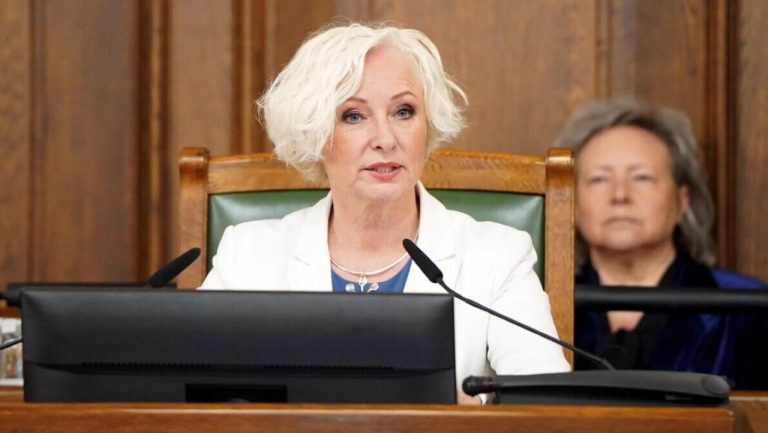 Опубликованы зарплаты депутатов Сейма за октябрь - у кого они самые большие