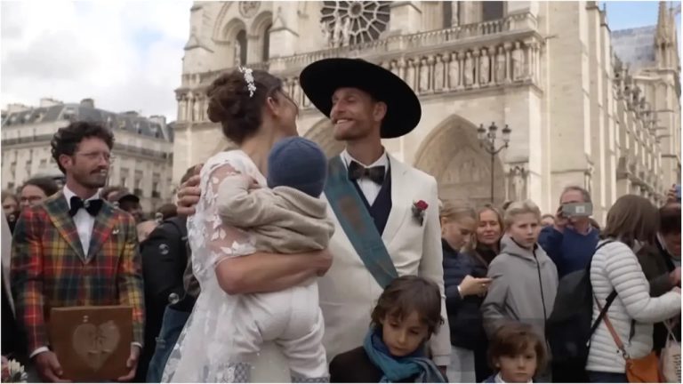 В Нотр-Дам-де-Пари сыграли свадьбу реставратор собора и его невеста