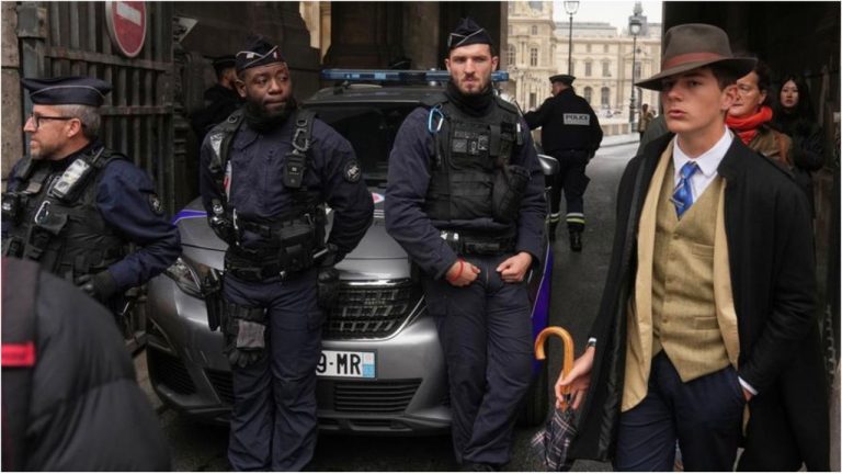 Spiegel раскрыл тайну «детектива из Лувра»: таинственный мужчина в шляпе оказался 15-летним школьником