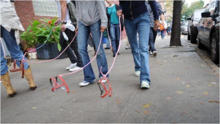 Без собаки, но с поводком: Германия увлеклась новым странным хобби - хоббидоггингом