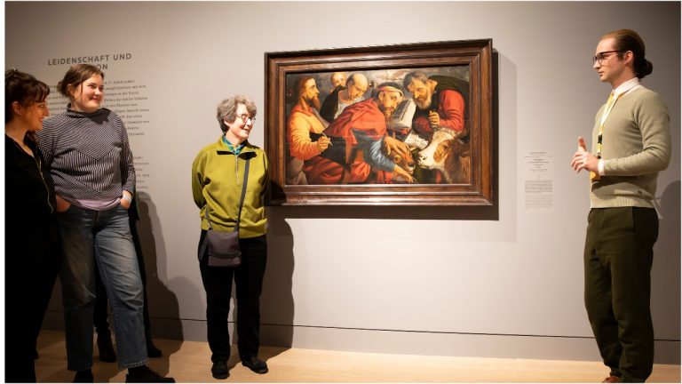 «Я стараюсь, чтобы они чувствовали себя как можно более невежественными»: в Германии «ворчливый гид» стал звездой музея