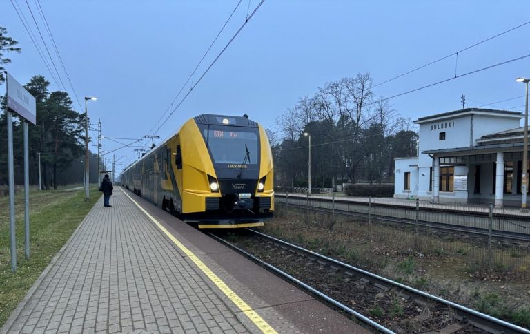 Молодой человек погиб под поездом на пути между Засулауксом и Шампетери