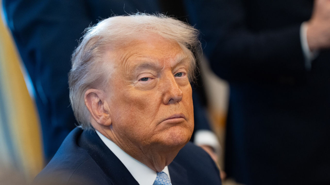 Трамп подписал закон о раскрытии файлов Эпштейна