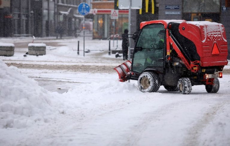 Рижская дума выделила 24,4 млн евро на зимнюю уборку: как будут распределять средства