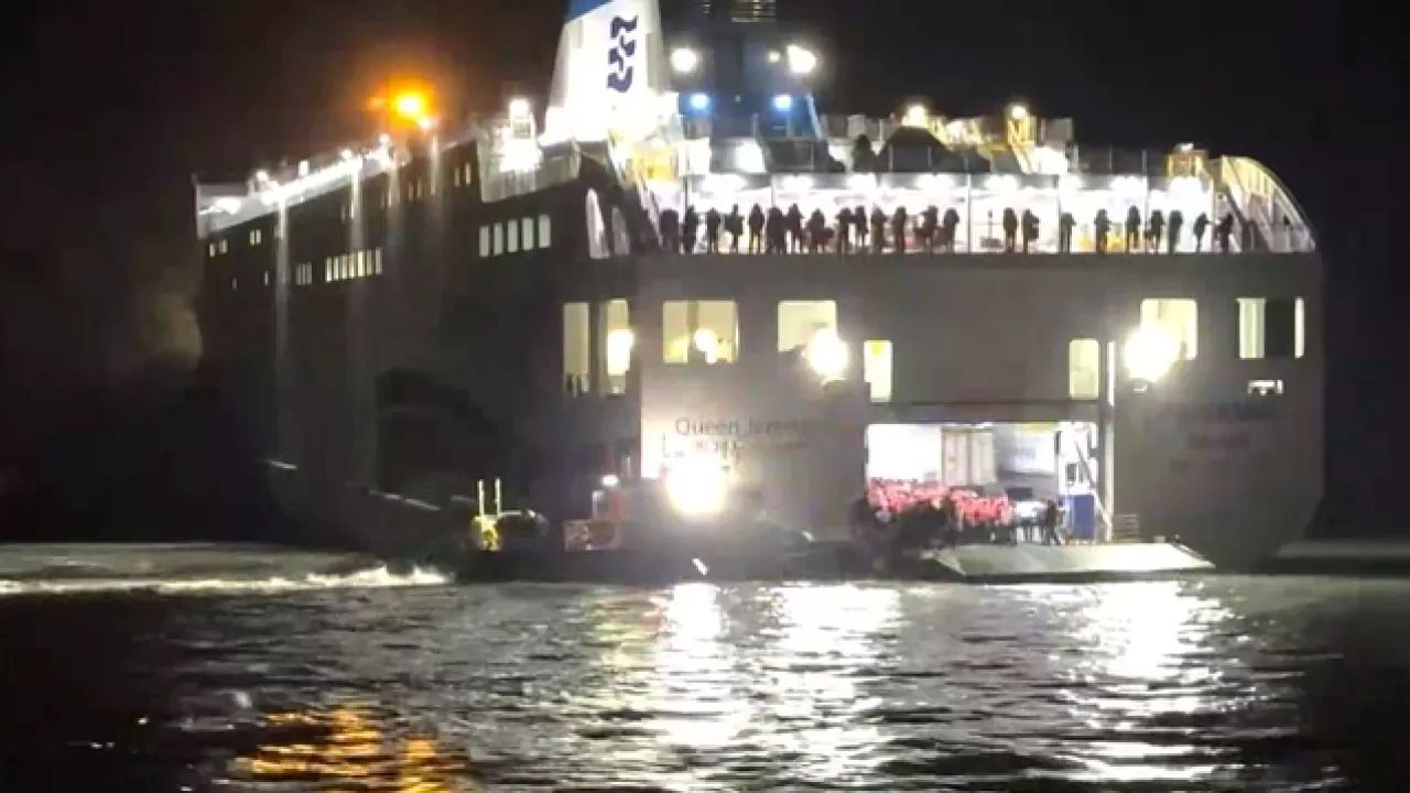 «Отвлёкся на телефон»: в Южной Корее сел на мель паром с 267 пассажирами