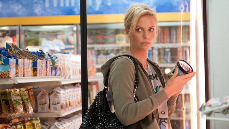 Шарлиз Терон в роли, за которую ей не стыдно (но должно быть) в комедии, которая больно бьет