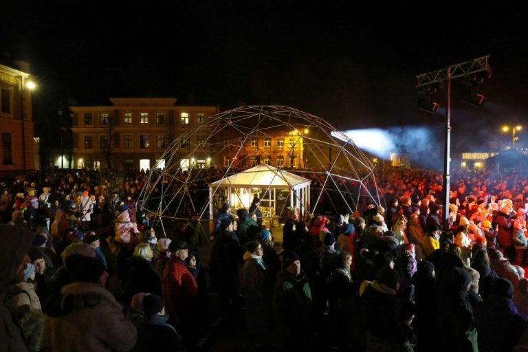 Рождественские ёлки, концерты и перформансы: 29 ноября едем в Цесис