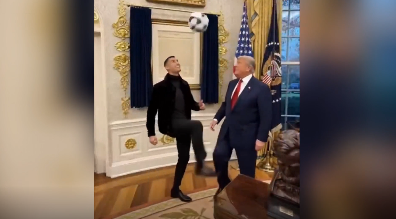 ВИДЕО: Трамп играет в футбол с Роналду в Овальном кабинете. Cюрреалистичный момент