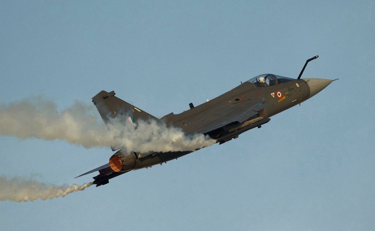 Истребитель HAL Tejas разбился на авиасалоне в Дубае: пилот погиб во время демонстрационного полета