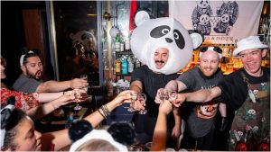 ВИДЕО: Трамп играет в футбол с Роналду в Овальном кабинете. Cюрреалистичный момент