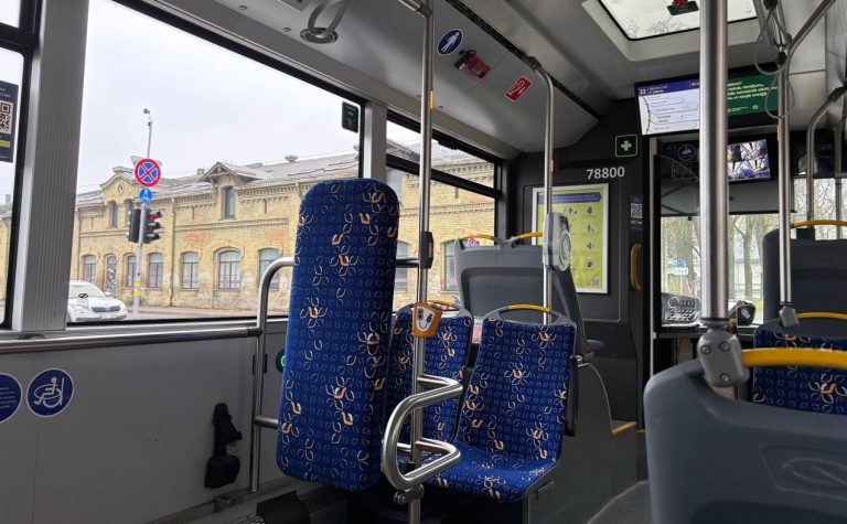 Rīgas satiksme с юмором напомнила пассажирам о самых неожиданных потерях в городском транспорте