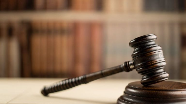 Домашние роды со смертельным исходом: суд в Земгале рассмотрит дело трёх обвиняемых сектантов